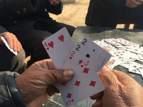梦见别人打扑克_做梦梦见打扑克牌_做梦打扑克好吗