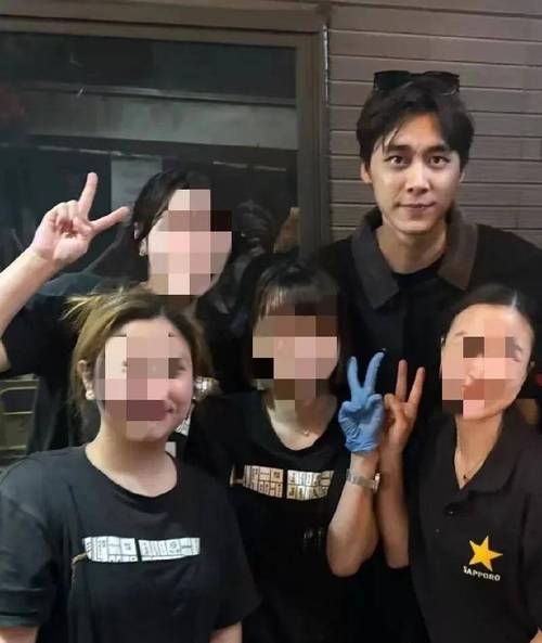 李易峰四处拜佛被偶遇 ! 和美女合照笑容勉强 , 专人跟拍疑似复出受挫