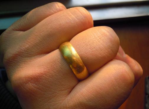 梦见手上戴金预示吉兆_梦见手上带金预示好运_梦见两只手戴手表