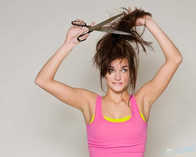梦见自己剪头发_梦见剪头发照镜子是什么意思_梦见剪头发照镜子的宜忌