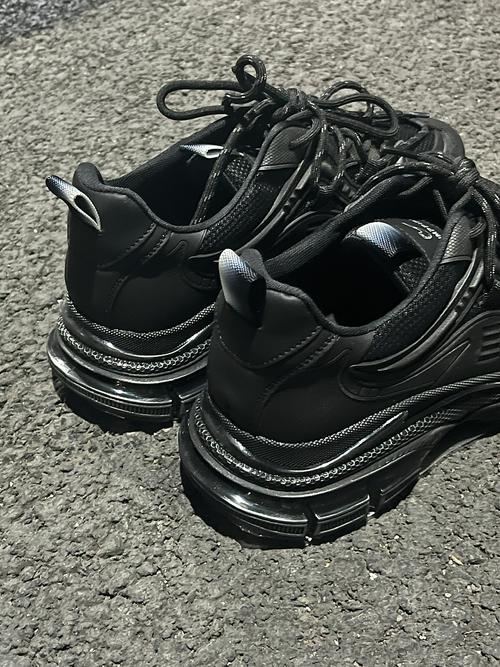 梦见穿黑色旧鞋_穿黑色旧鞋的寓意_梦见别人穿着旧鞋子