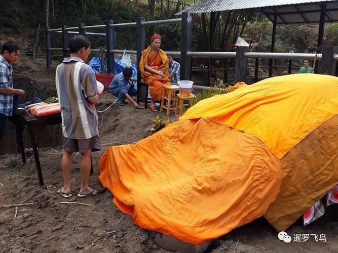 梦见和死人说话握手_梦到棺中死人_梦到死人在怀里哭泣