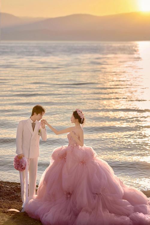 梦见别人的婚纱照预兆_梦见别人穿红色的婚纱_女人梦见别人的婚纱照解释