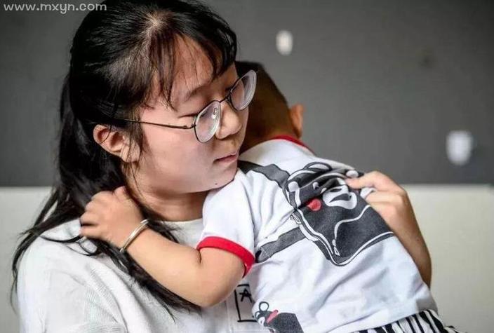 女人梦见抱着小孩_梦见女人抱着小孩预示_梦见女人抱着小孩意思