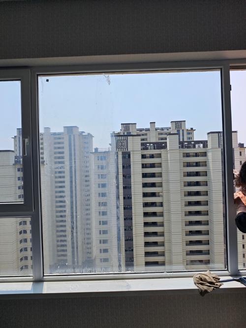 梦见擦玻璃的寓意_梦见别人擦窗户_梦见擦玻璃的吉凶指数