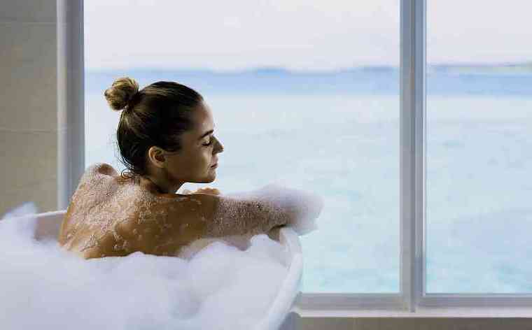 梦见有朋友来玩_梦见在公共浴室洗澡_梦见偷着去别人家洗澡