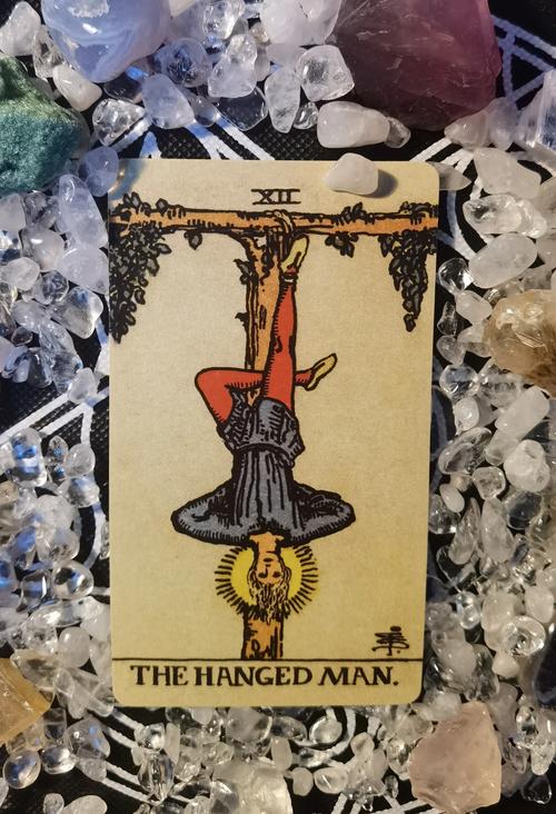 塔罗牌倒吊人的解释_塔罗牌倒吊人塔罗中国_塔罗牌倒吊人爱情怎么解