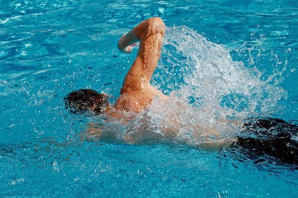 梦见 游泳池_梦见游泳池游泳是什么意思_梦见游泳池游泳预示