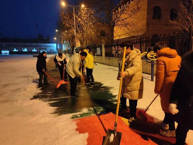 梦见雪打扫雪的吉凶预兆_梦见下雪自己护着孩子_梦见雪打扫雪的社交运势