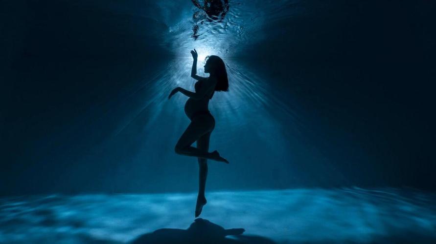 孕妇梦见婴儿水里_孕妇梦见水里游泳_怀孕梦见自己在水里