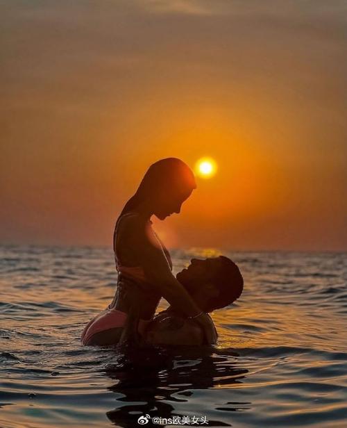 秘密:梦见和情人在游泳池里游泳