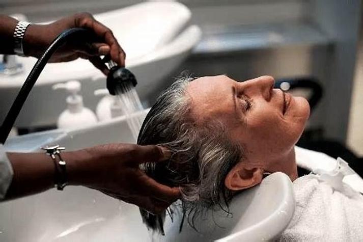 和你分享:男人梦见自己在洗头