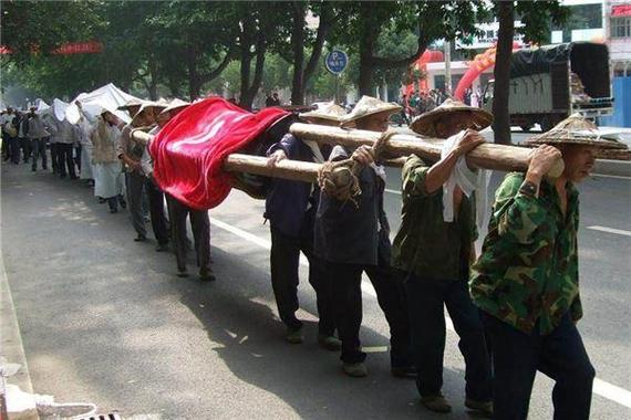 意外:梦见抬棺材掉在地上意味着什么？