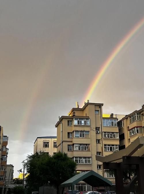 梦见晴天下雨出彩虹的吉凶预兆_梦见晴天下雨出彩虹的不同人群解梦_梦见彩虹周公解梦