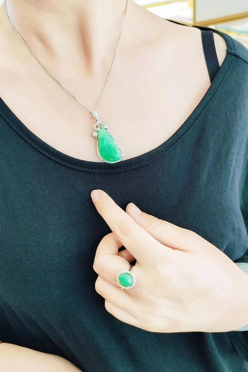 翡翠玉石线上市场_翡翠珠宝起名_国潮文化翡翠消费