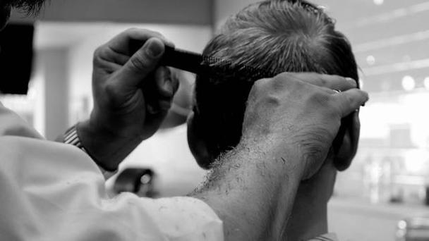 梦见理发不满意预示_梦见自已给自己理发_梦见别人给自己理发后很不满意