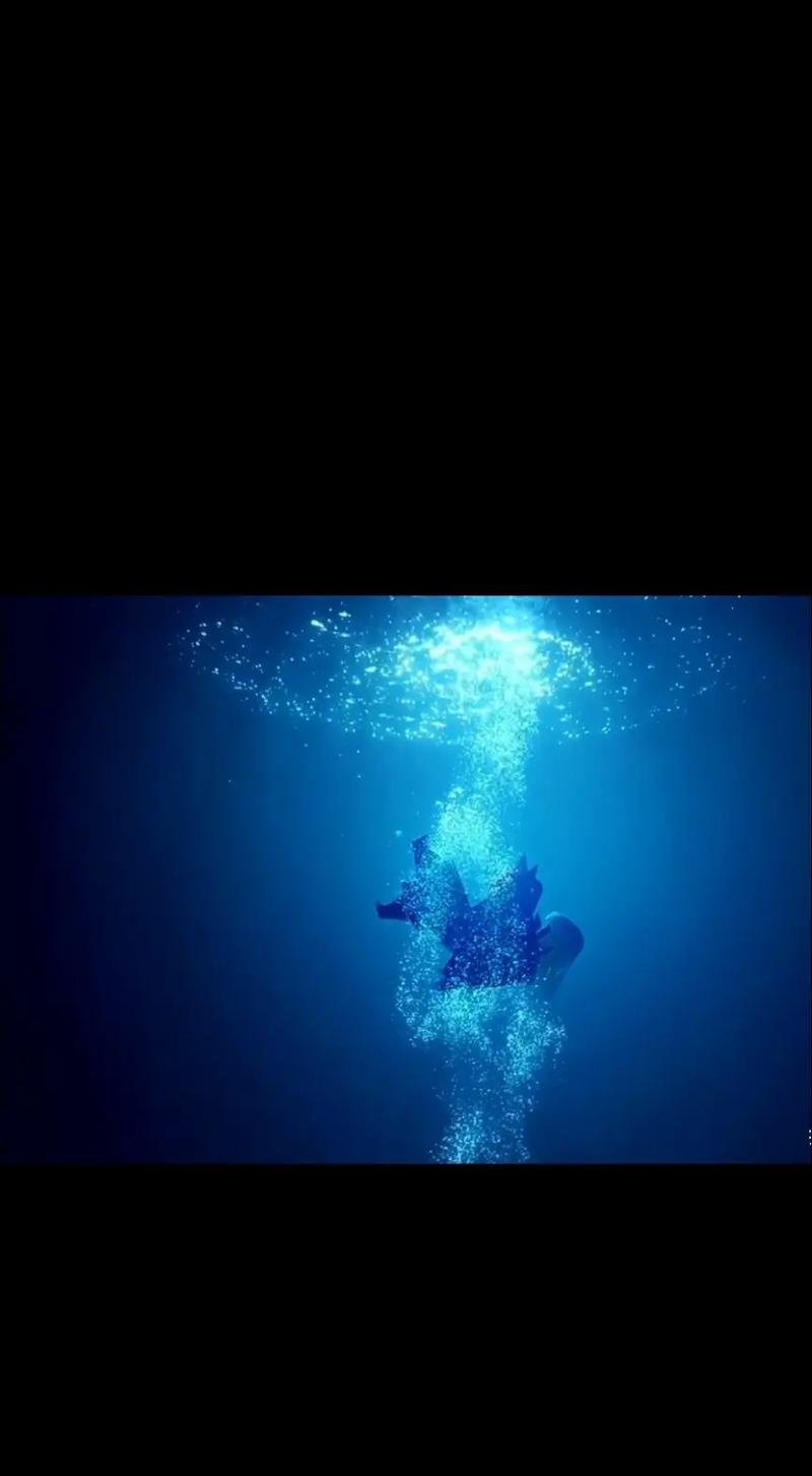 梦见自己的小女孩哭_梦见掉水里预示_梦见自己掉水里了