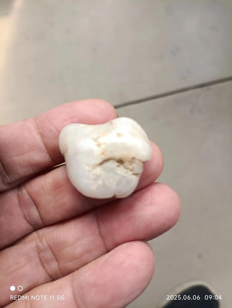 梦见石头从天而降_梦见天上落石头_梦见天上飞石头