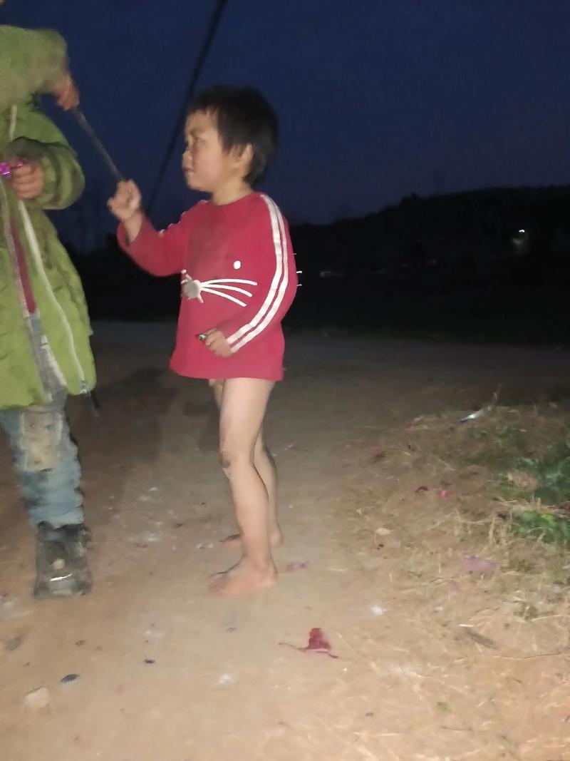 梦见给小孩穿漂亮的衣服_梦见给小孩穿衣服_梦见自己给孩子们上课