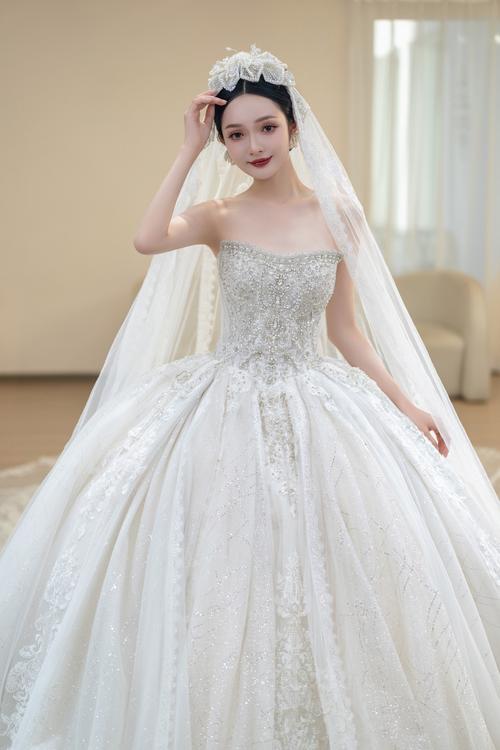 梦见别人穿婚纱_梦见试别人的婚纱_梦见穿婚纱解梦